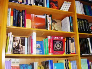Pomysły na unikalne drewniane biblioteczki do każdego wnętrza